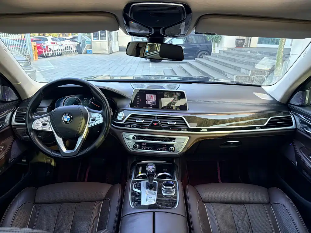 BMW 7 Series — миниатюра 8