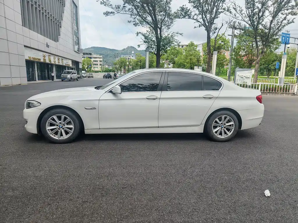 BMW 5 Series — миниатюра 3