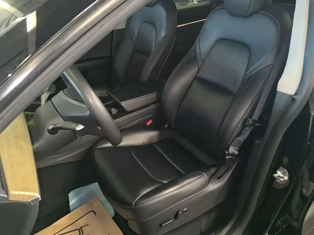 Tesla Model Y — миниатюра 15