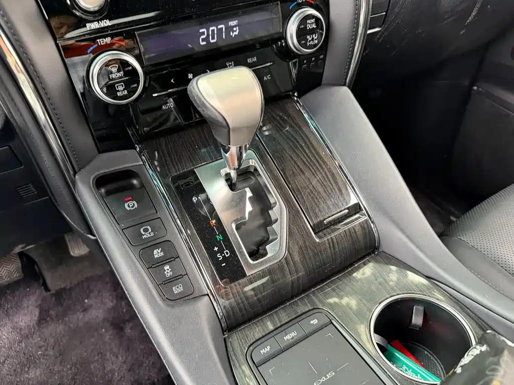 Lexus LM — миниатюра 9
