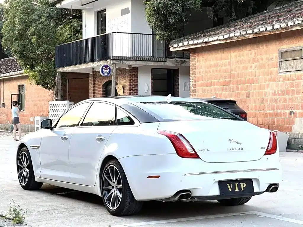 Jaguar XJ — миниатюра 5