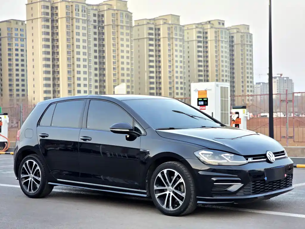 VOLKSWAGEN GOLF