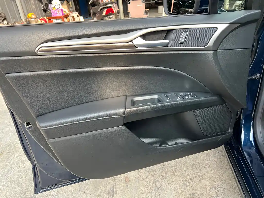 Ford Mondeo — миниатюра 7