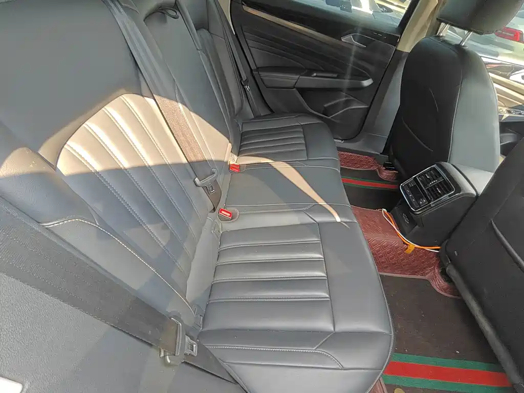 Volkswagen Passat PHEV — миниатюра 10