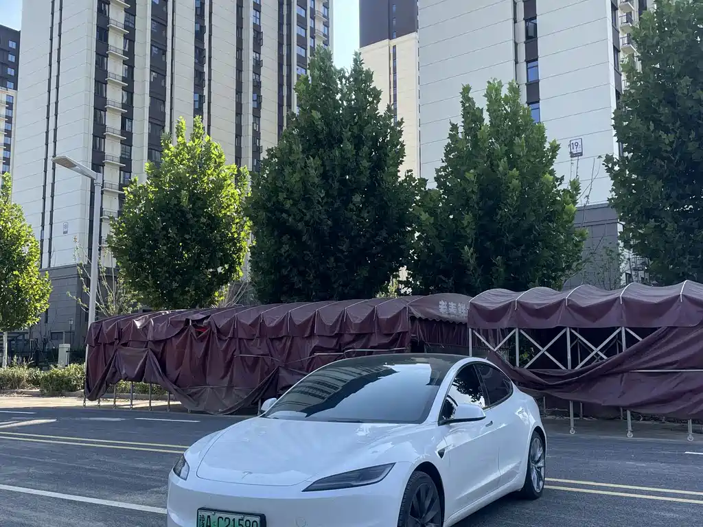 Tesla Model 3 — миниатюра 3