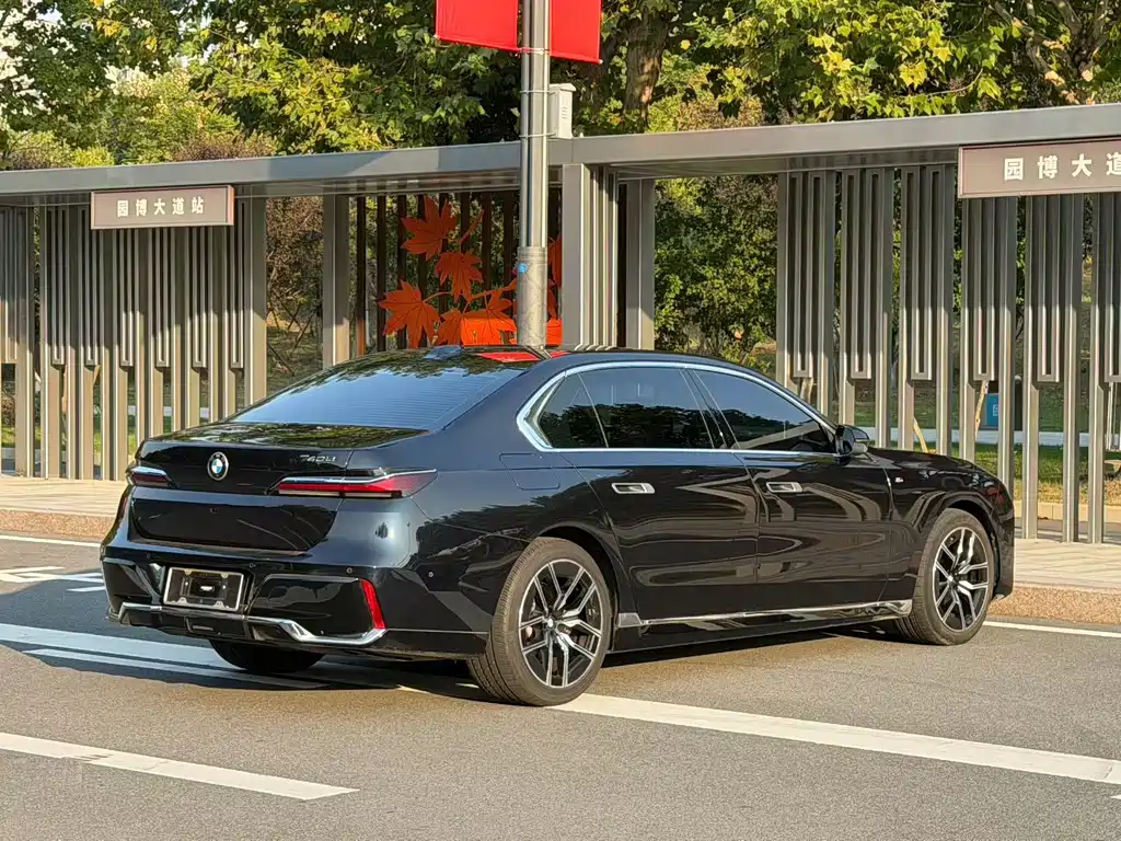 BMW 7 Series — миниатюра 7