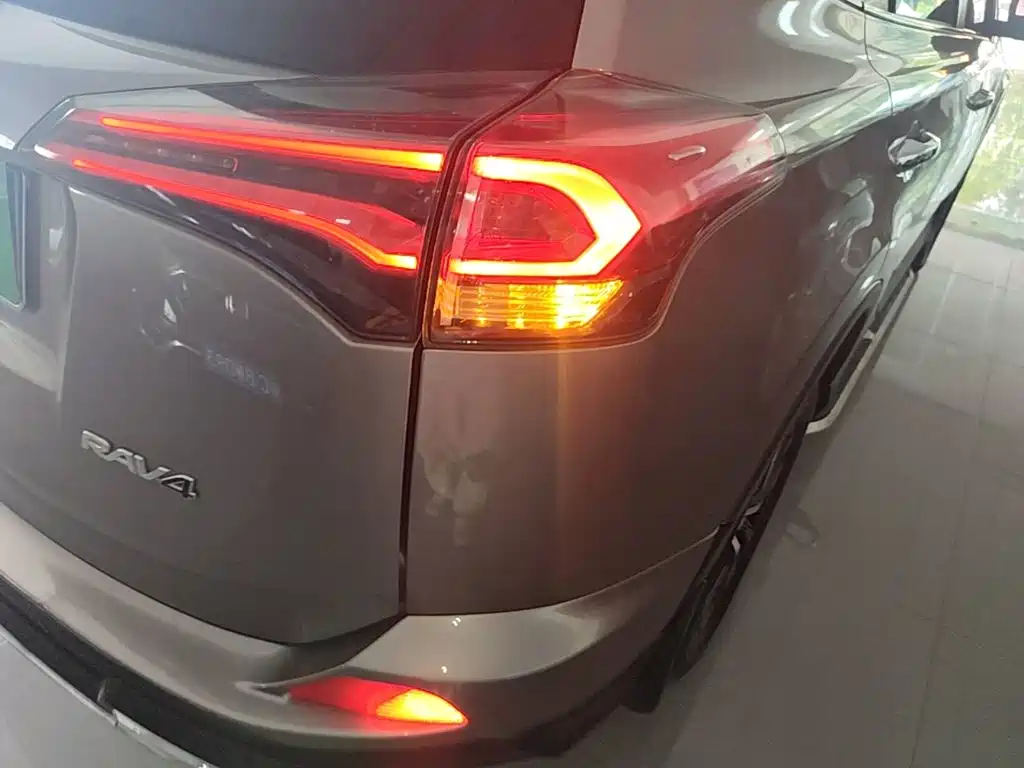 Toyota RAV4 — миниатюра 8