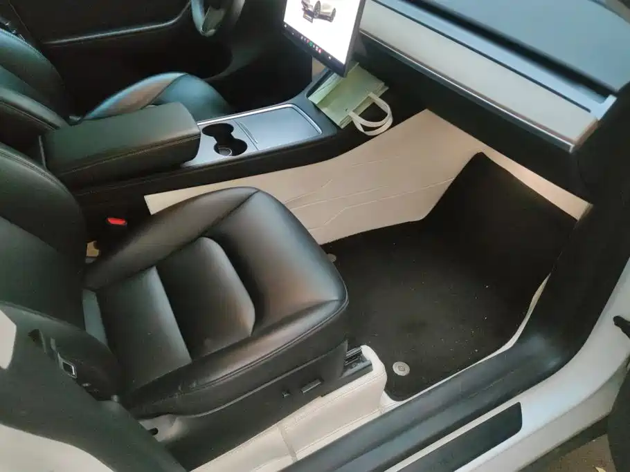 Tesla Model Y — миниатюра 8