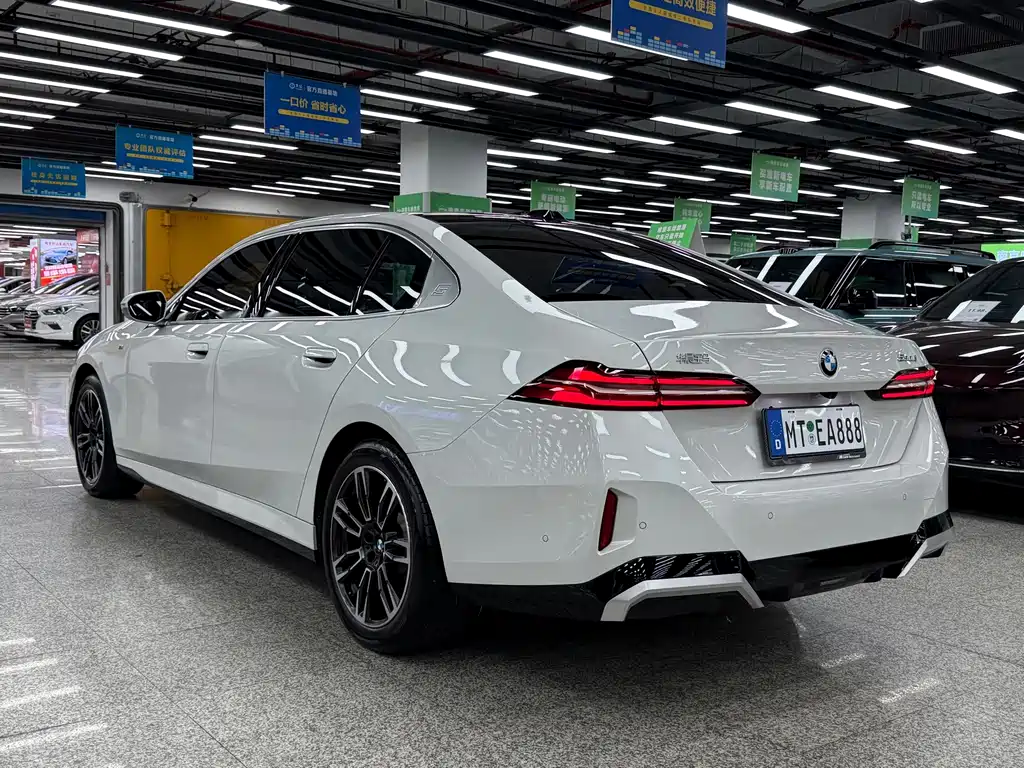 BMW 5 Series — миниатюра 5
