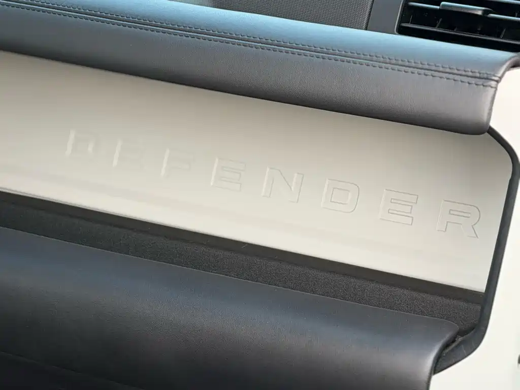 Land Rover Defender — миниатюра 12