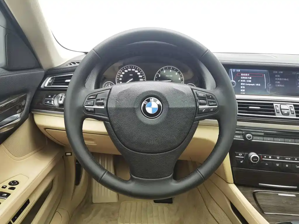 BMW 7 Series — миниатюра 11