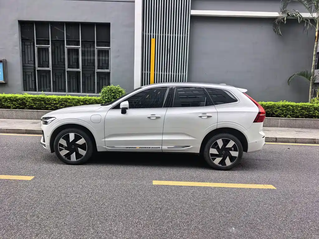 Volvo XC60 PHEV — миниатюра 17
