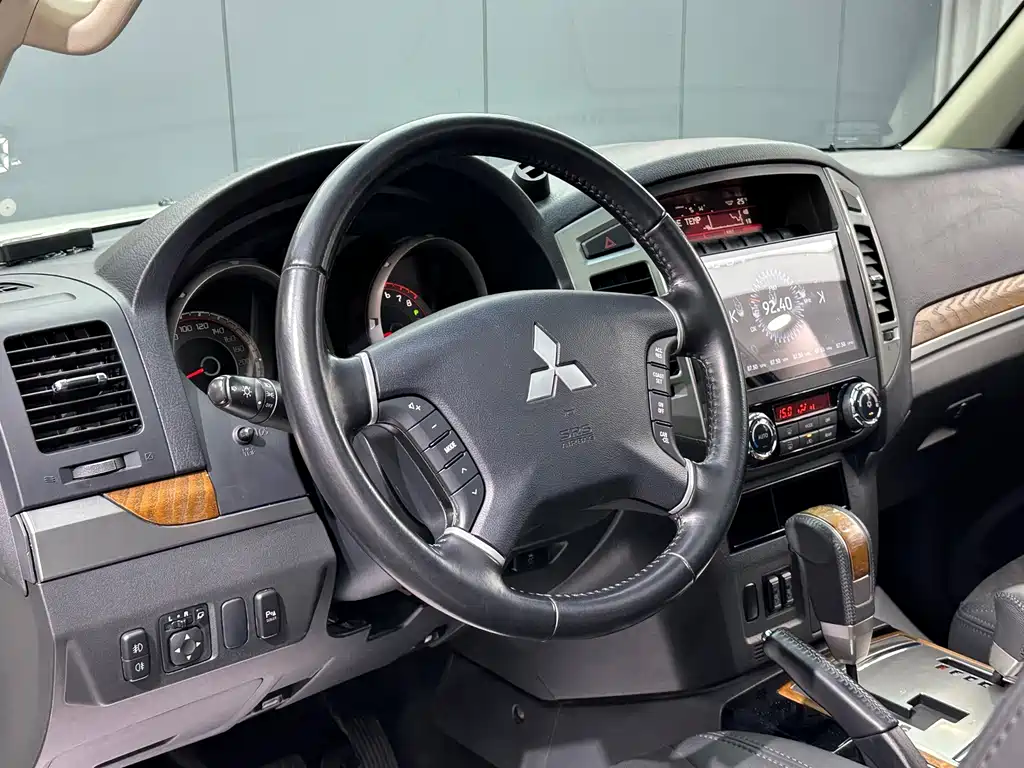 Mitsubishi Pajero (Import) — миниатюра 10