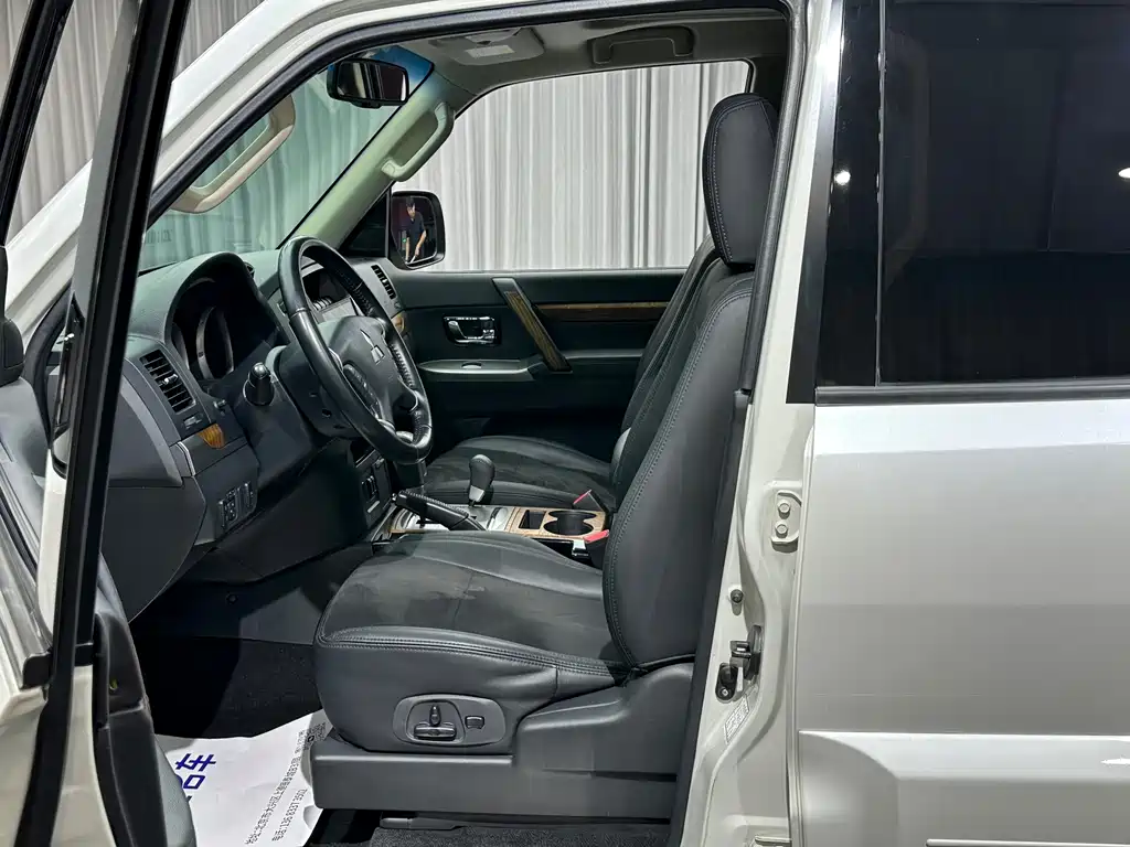 Mitsubishi Pajero (Import) — миниатюра 9