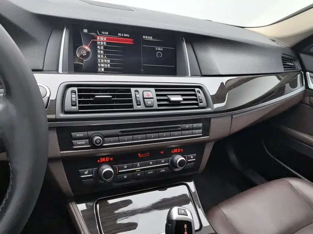 BMW 5 Series — миниатюра 12