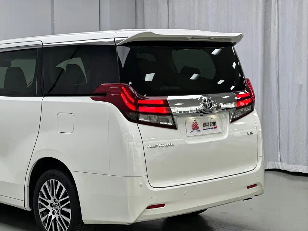 Toyota Alphard — миниатюра 12
