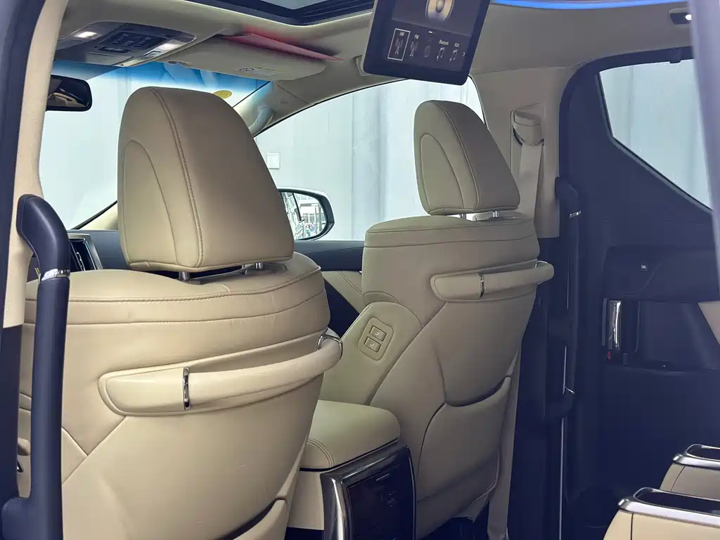 Toyota Alphard — миниатюра 33