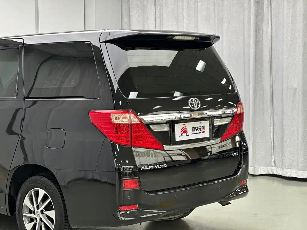 Toyota Alphard — миниатюра 11