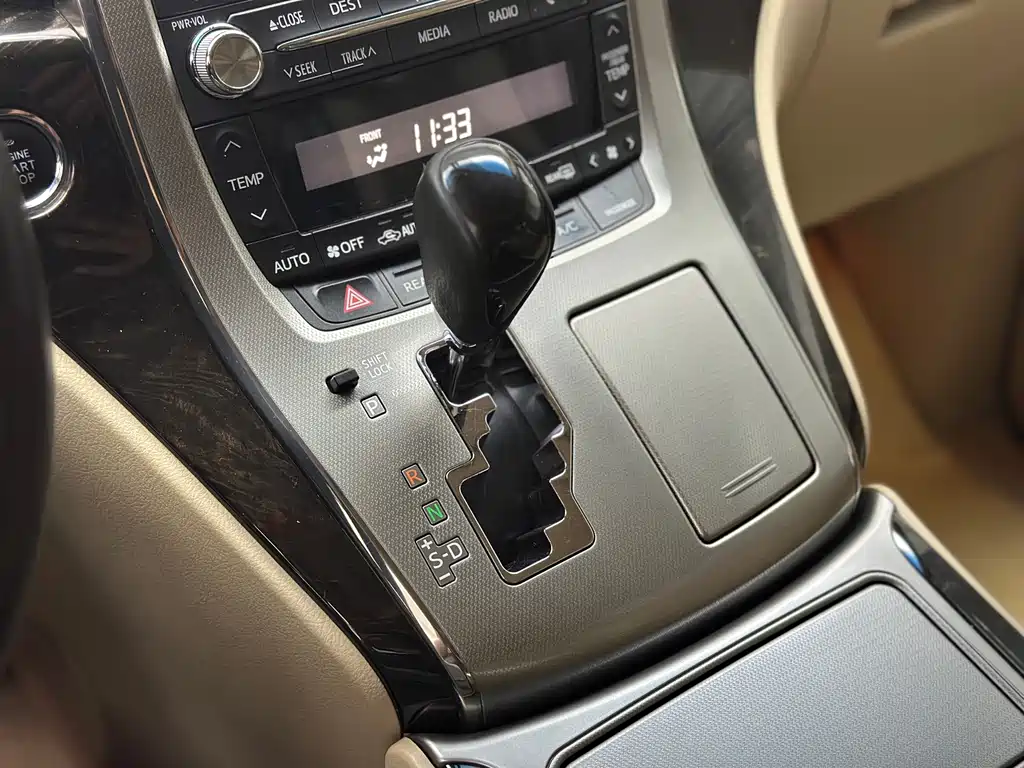 Toyota Alphard — миниатюра 21