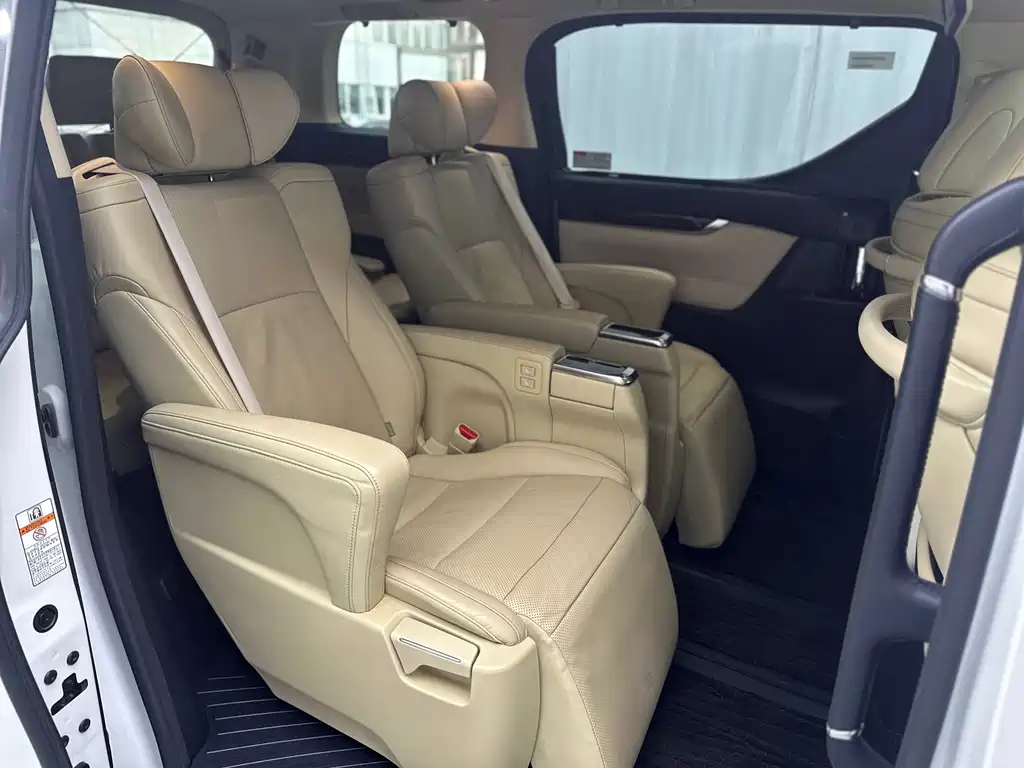 Toyota Alphard — миниатюра 34