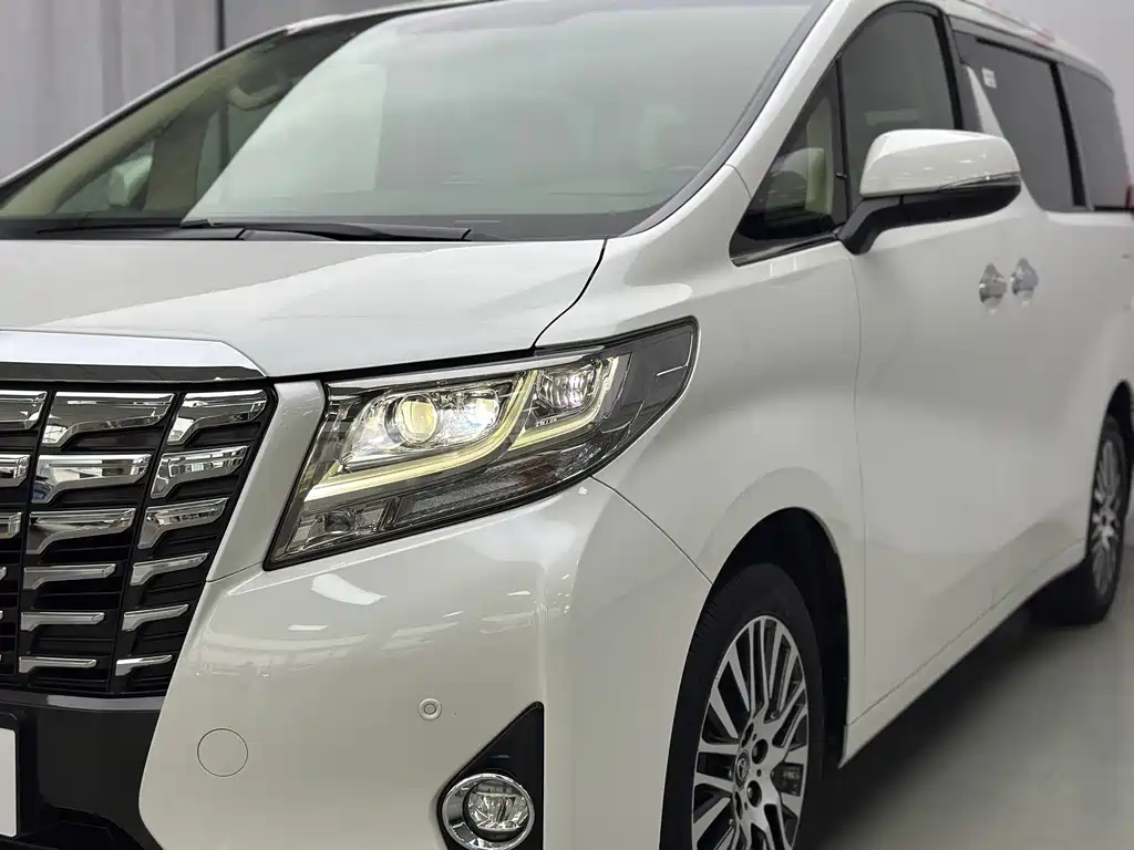 Toyota Alphard — миниатюра 3