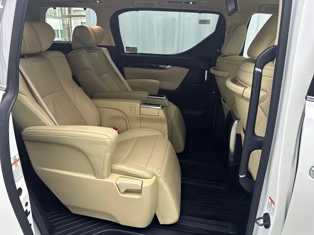 Toyota Alphard — миниатюра 35