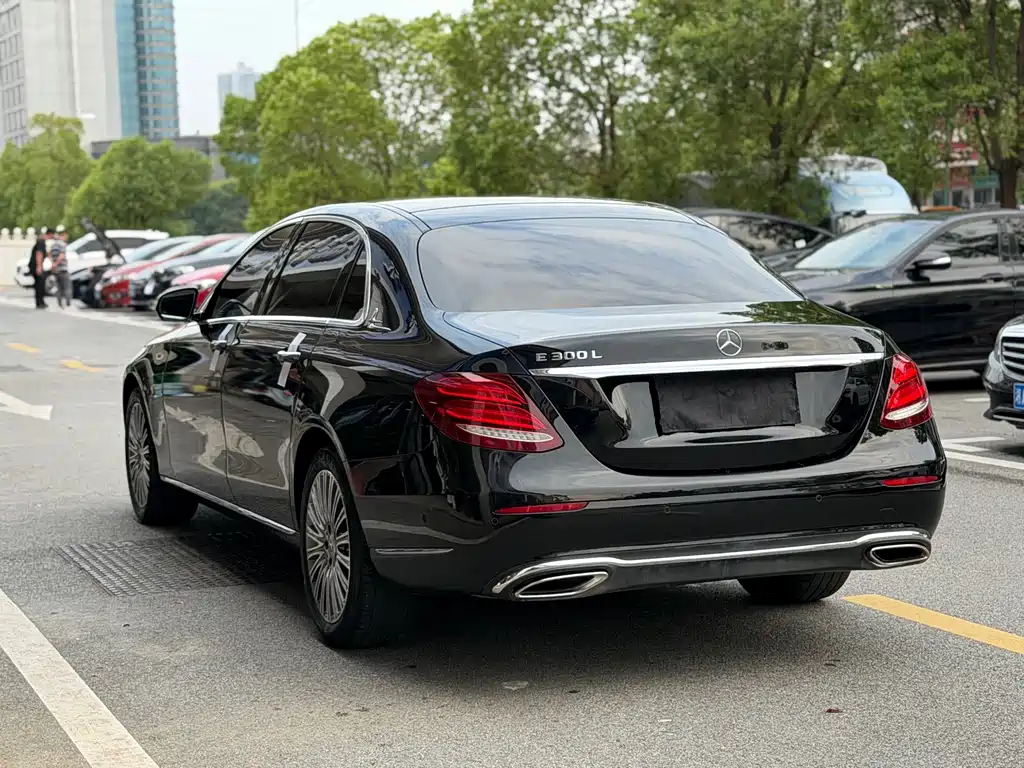Mercedes-Benz E-Class — миниатюра 16