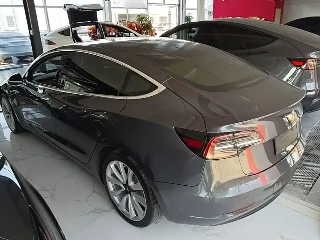 Tesla Model 3 — миниатюра 5
