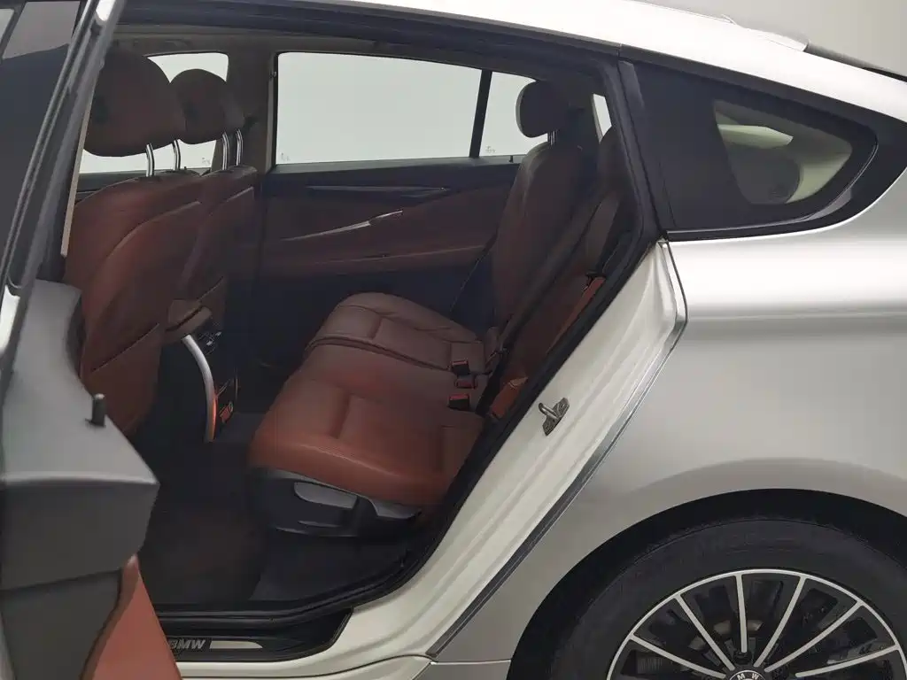 BMW 5 Series GT — миниатюра 15