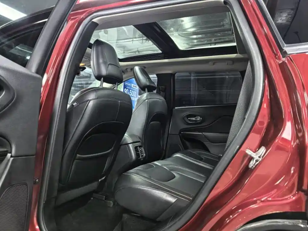 Jeep Cherokee (Import) — миниатюра 9