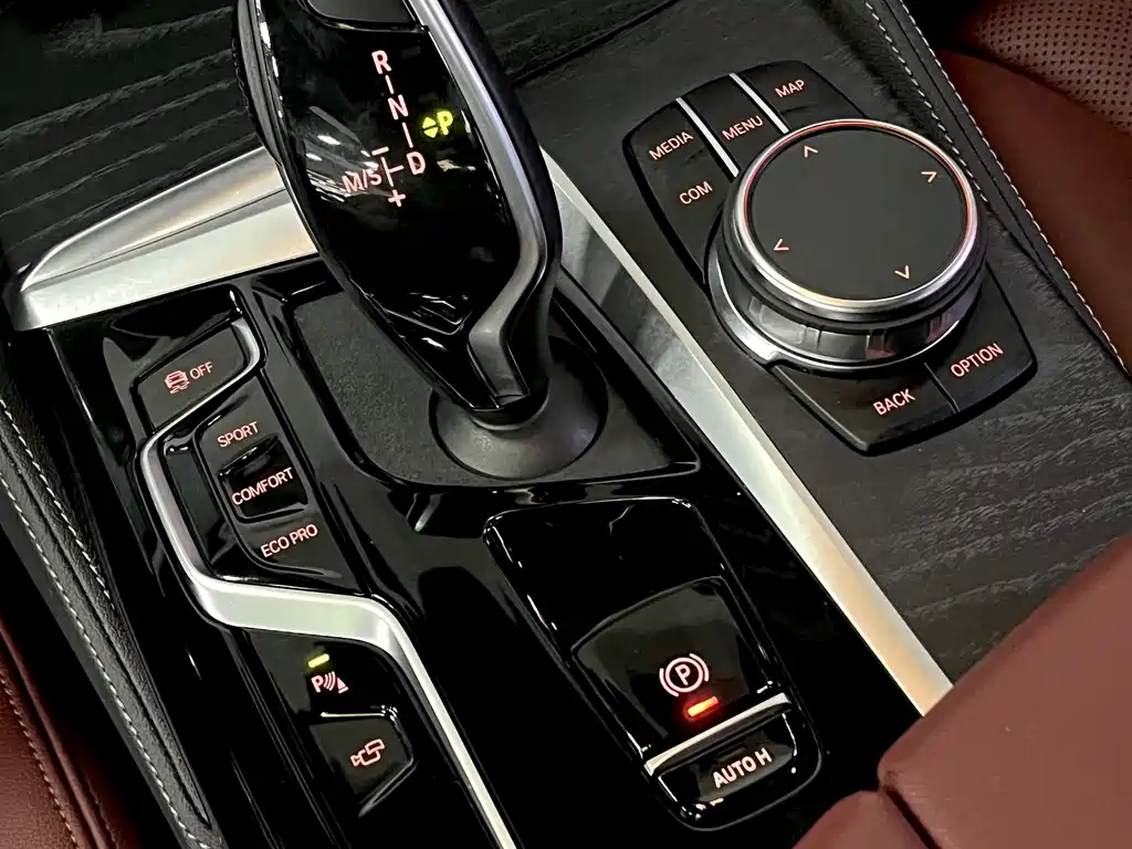 BMW 5 Series — миниатюра 11