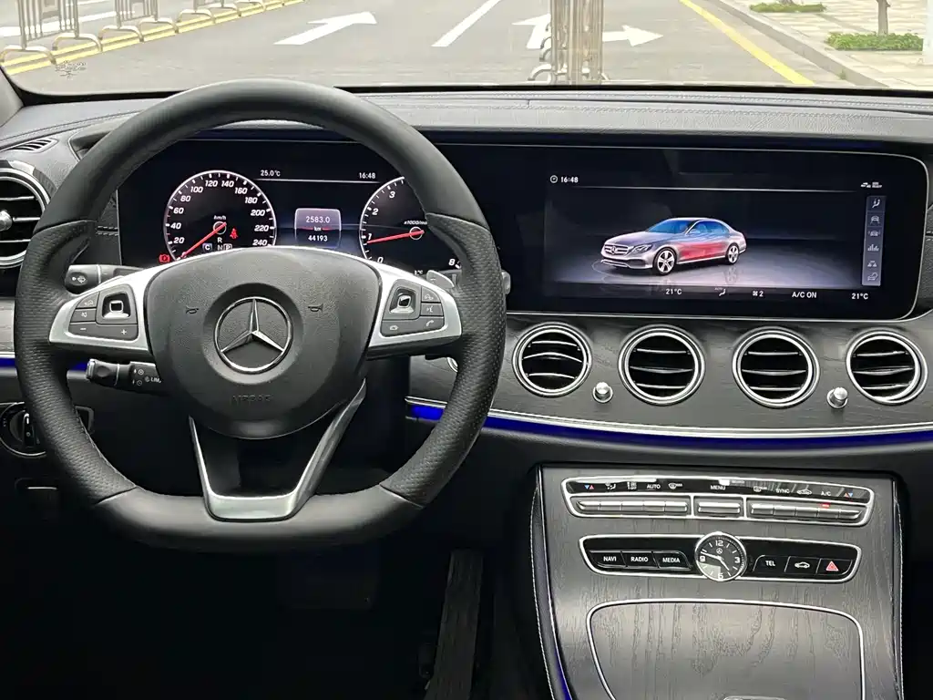Mercedes-Benz E-Class — миниатюра 12