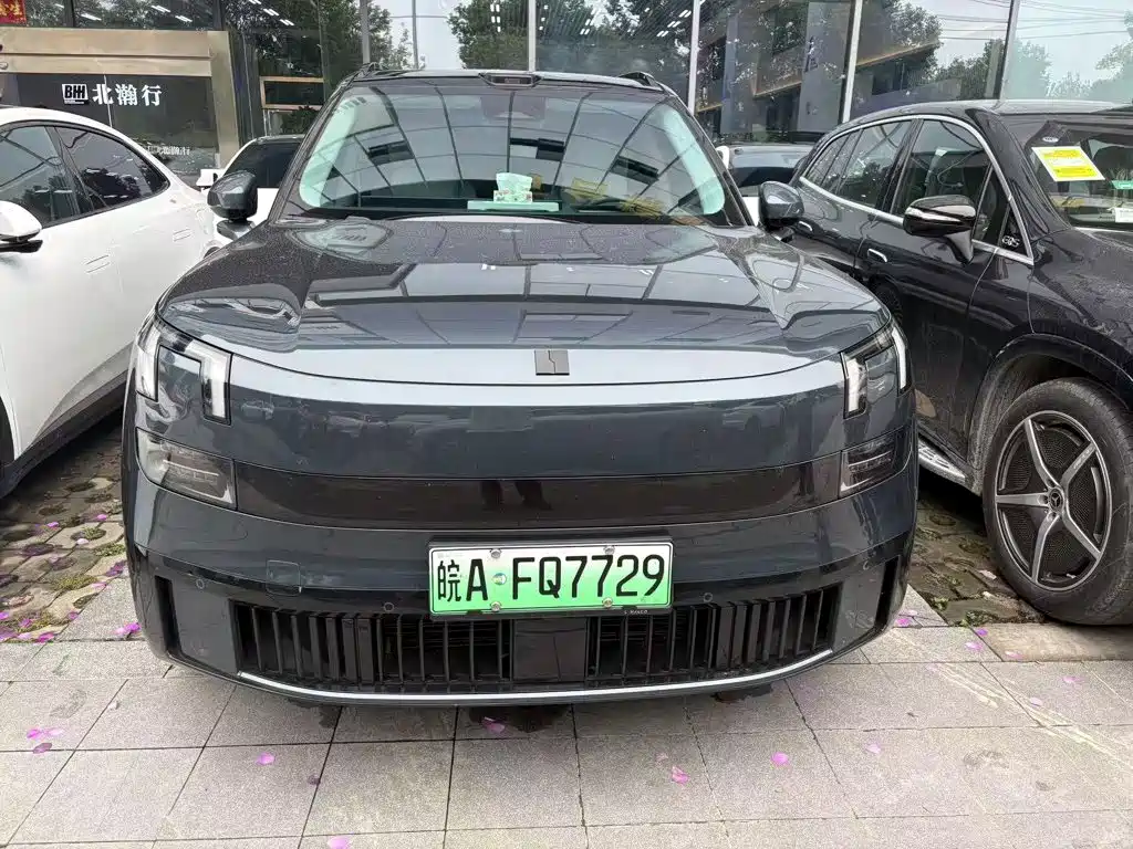 Lynk & Co 900