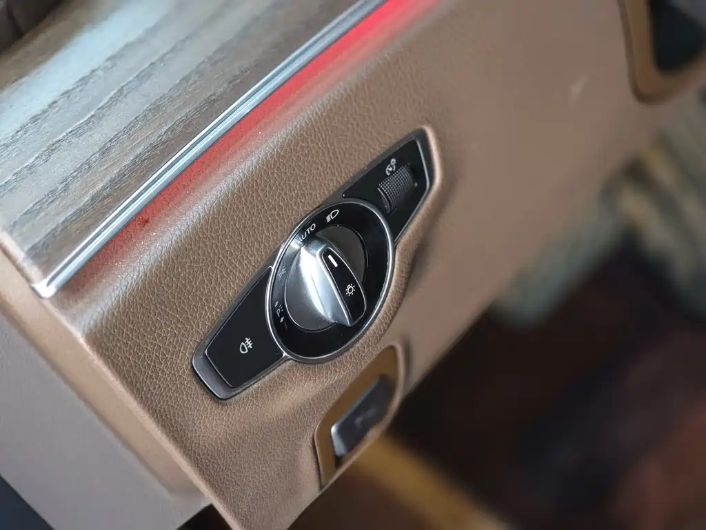 Mercedes-Benz E-Class — миниатюра 14