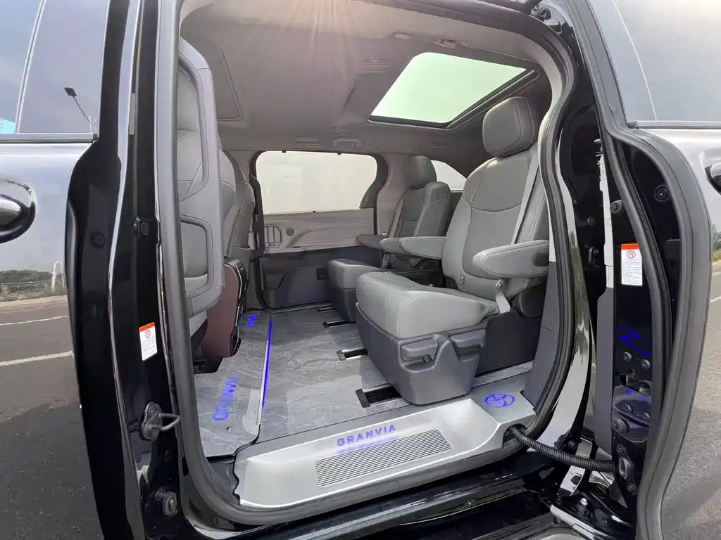 Toyota Granvia — миниатюра 5