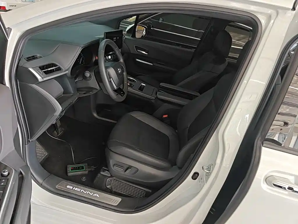Toyota Sienna — миниатюра 15