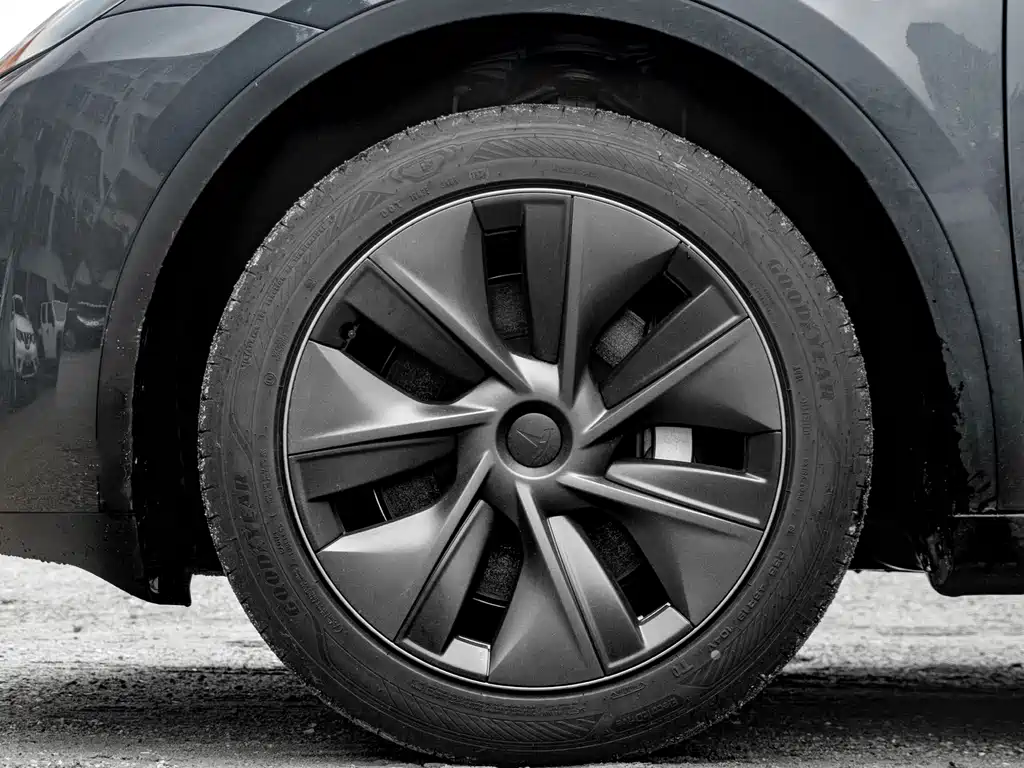 Tesla Model Y — миниатюра 8