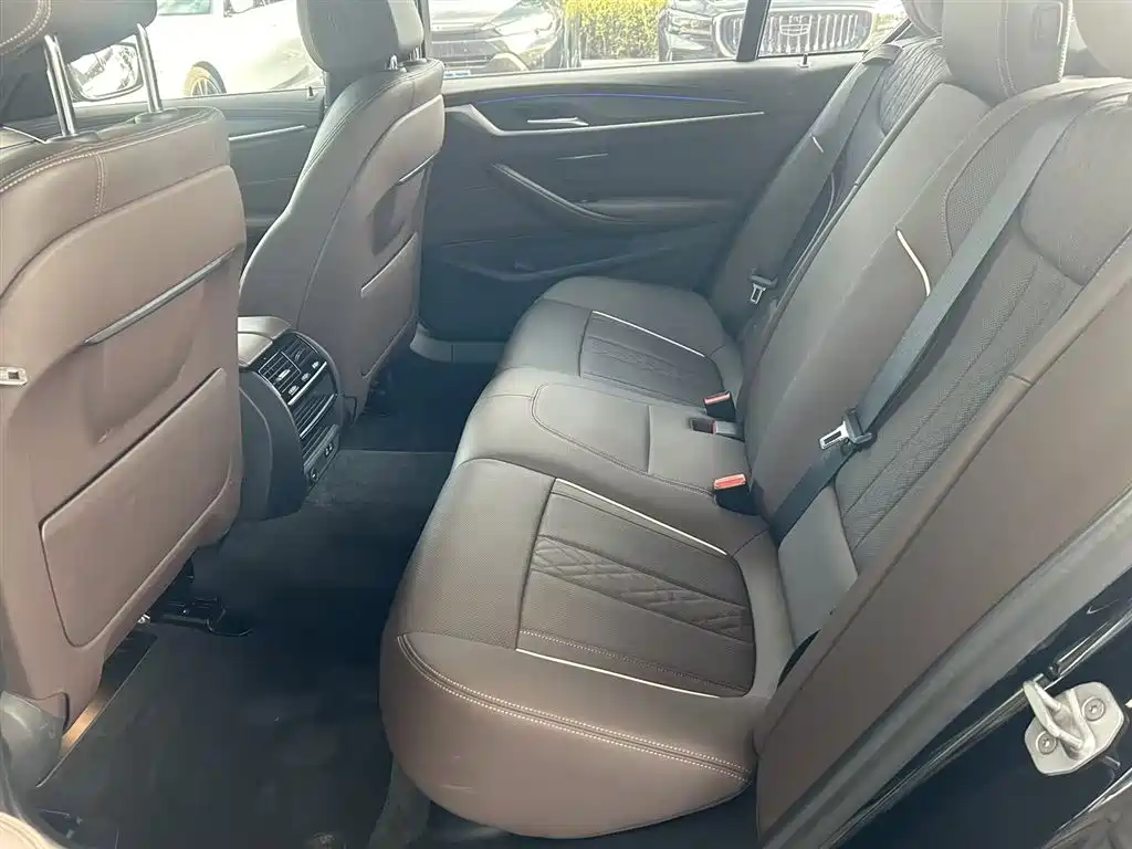 BMW 5 Series — миниатюра 6