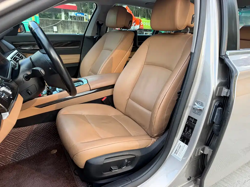 BMW 7 Series — миниатюра 6