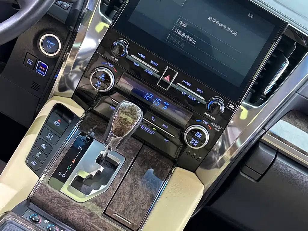 Toyota Alphard — миниатюра 27