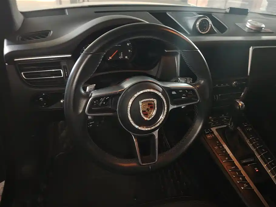 PORSCHE MACAN