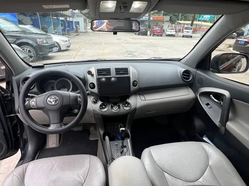 Toyota RAV4 2010 2.4L AT Luxury