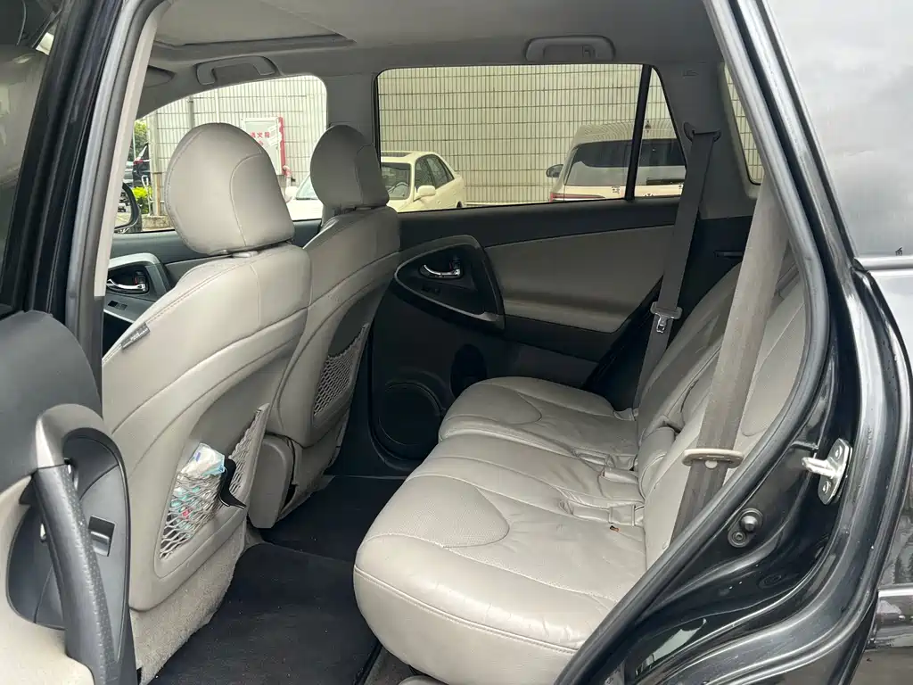 Toyota RAV4 2010 2.4L AT Luxury