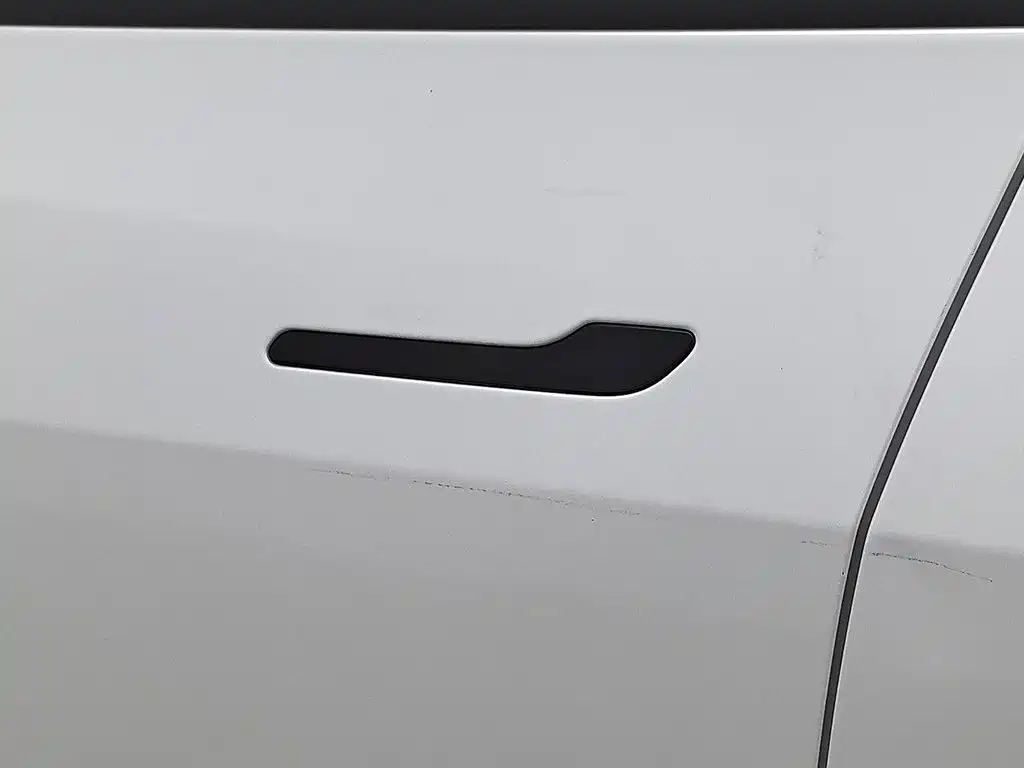 Tesla Model Y — миниатюра 18
