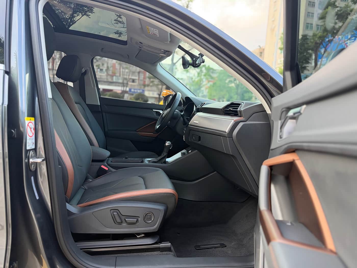 Audi Q3 1.4 л 2022 г. Серебристо-серый, пробег 30000 км