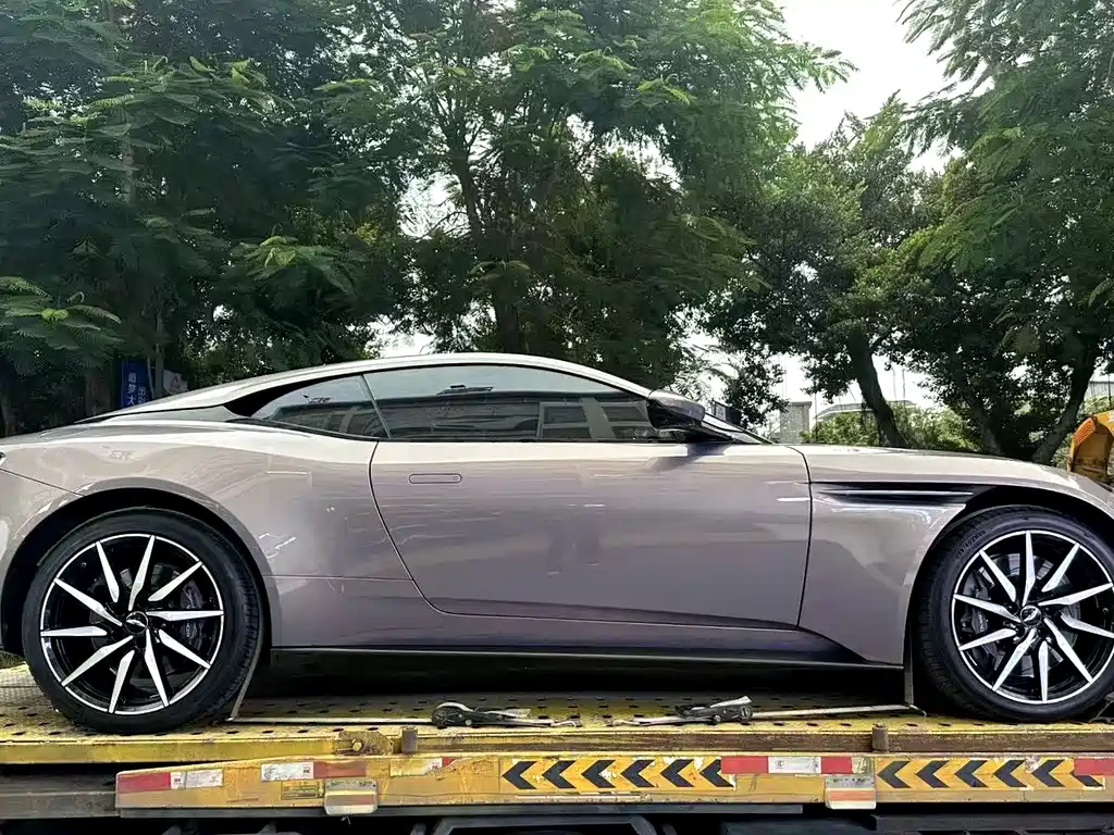 ASTON MARTIN DB11