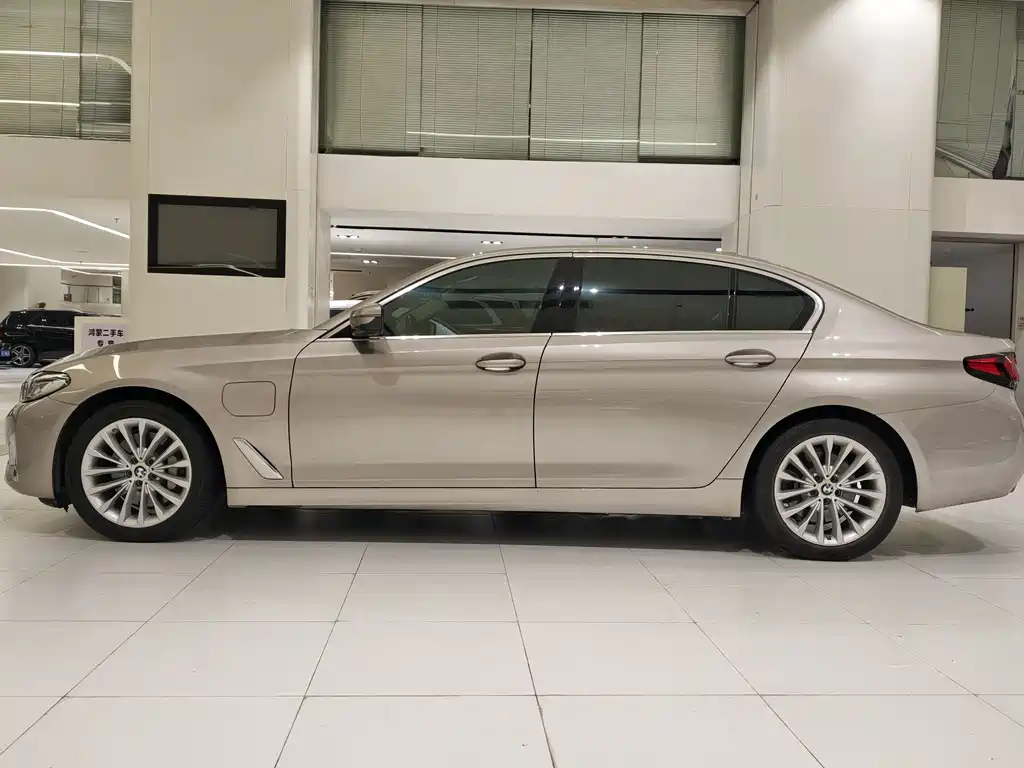 BMW 5 Series New Energy — миниатюра 11