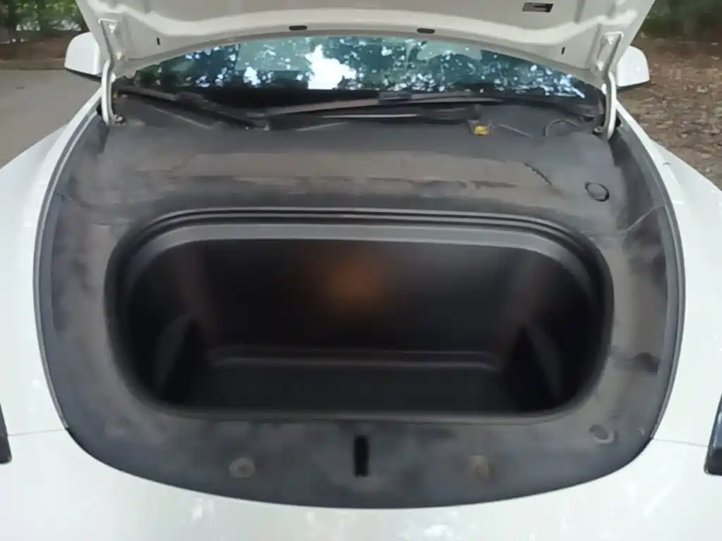Tesla Model Y — миниатюра 20