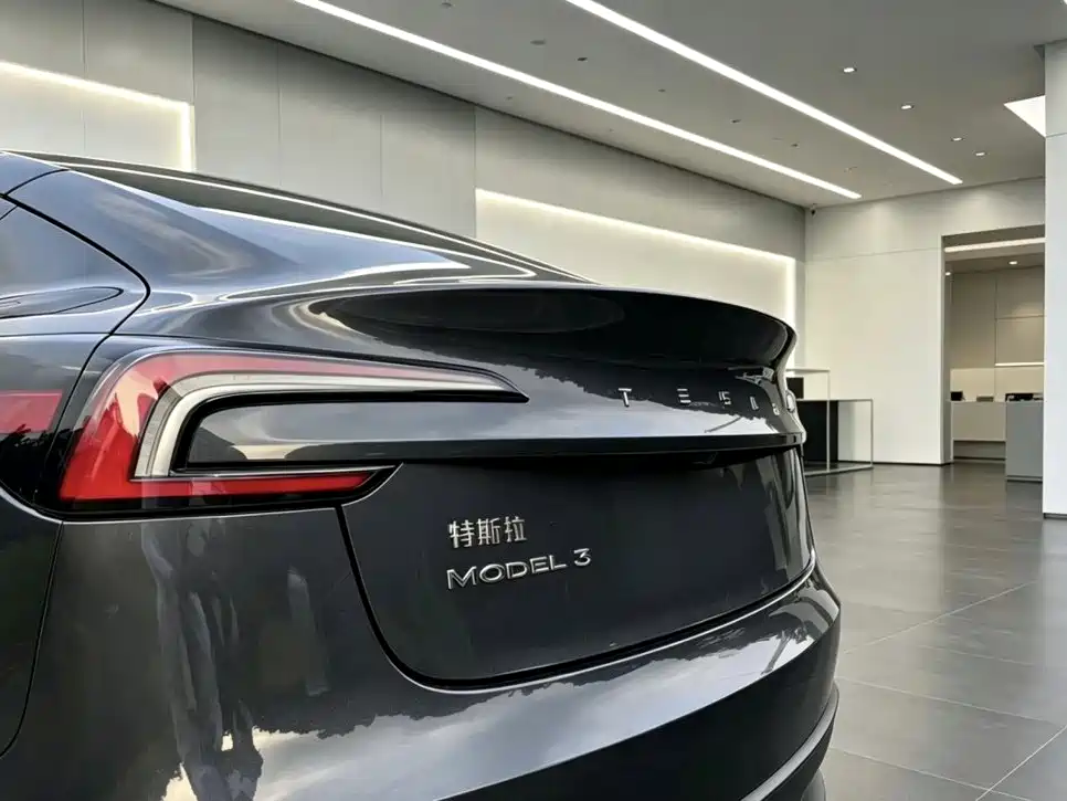 Tesla Model 3 — миниатюра 7