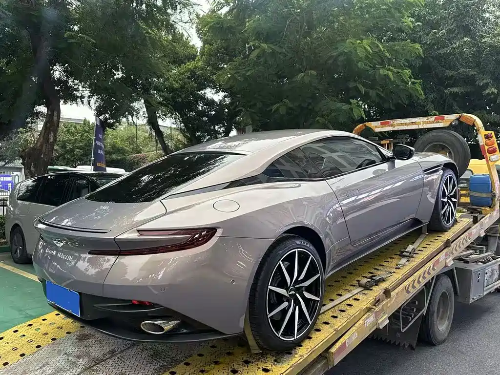 ASTON MARTIN DB11